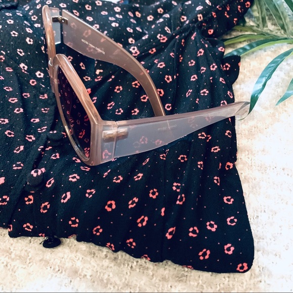 BOUTIQUE | Fun In The Sun Oversized Sunglasses - Picture 7 of 7